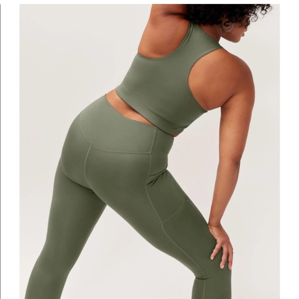 Girlfriend Collective High-Rise Pocket Legging in Thyme - olive Limited Color - Picture 4 of 11